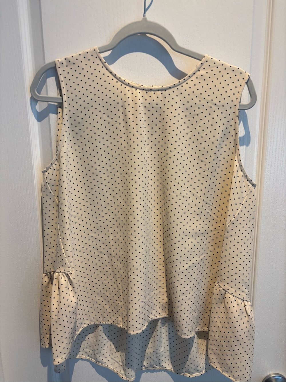 Who What Wear Cream Polka Dot Ruffle Hem Sleeveless Top